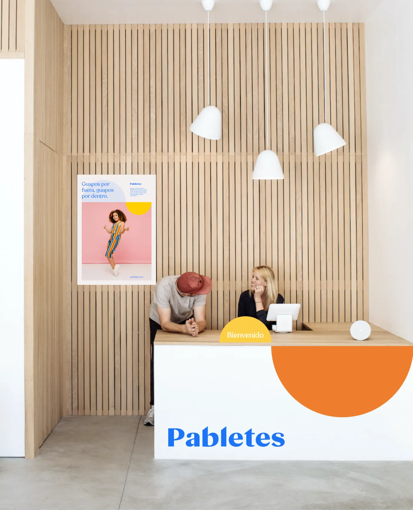 Interior del salón Pabletes con espacio de juego para niños
