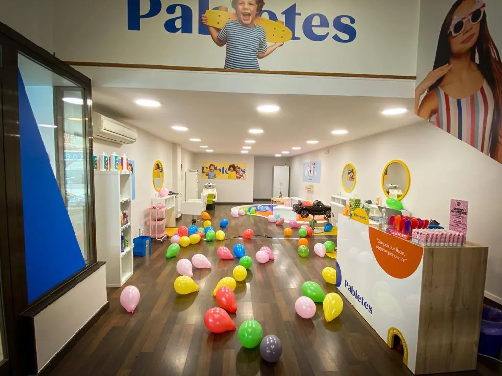 Interior del salón con butacas de peluquería